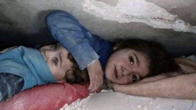 Síria. Dois irmãos são resgatados com vida após 17 horas nos escombros