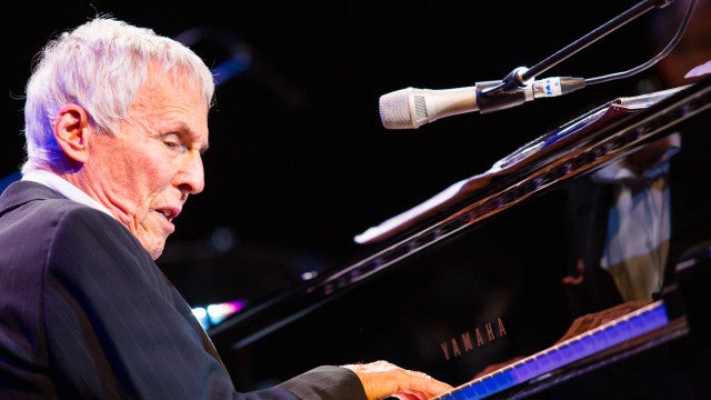 Morre Burt Bacharach, compositor vencedor de três estatuetas no Oscar, aos 94
