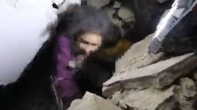 Turquia. "Estão lá a minha mãe e irmão, mas eles estão mortos"