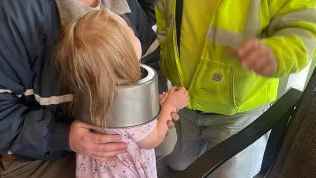 Menina fica com a cabeça presa em forma de bolo e é salva pelos bombeiros