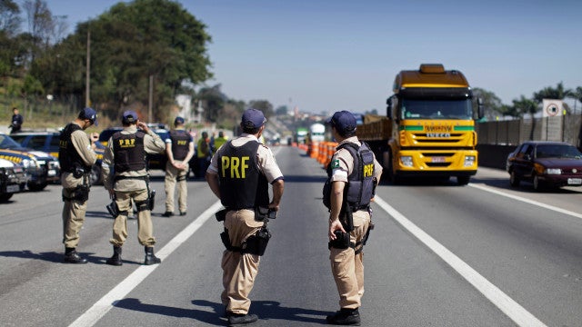 Queda de barreira interdita trecho da Dutra no RJ nos dois sentidos