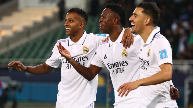 Vini Jr. dá camisa usada na final do Mundial de clubes para torcedora do Flamengo