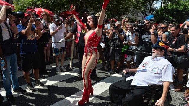 Alessandra Negrini posa nua e pede boas energias antes de desfilar no bloco do Baixo Augusta