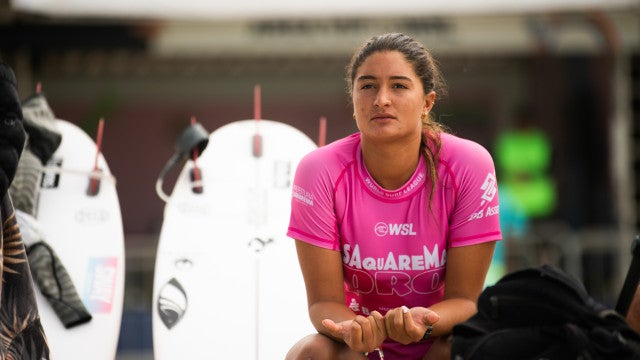 Quem é Luana Silva, a surfista que trocou bandeira do Havaí pela do Brasil