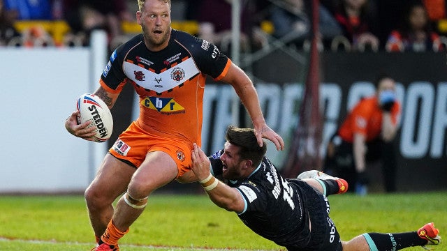 Jogador de rúgbi é multado por clube após vídeo vazado de sexo na rua