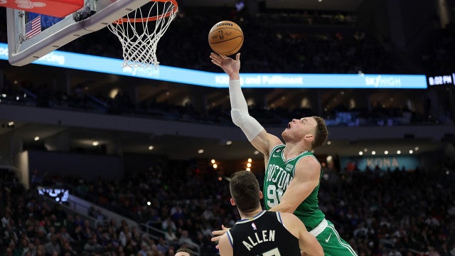 Bucks sofrem, mas vencem desfalcado Boston Celtics em duelo de líderes na NBA
