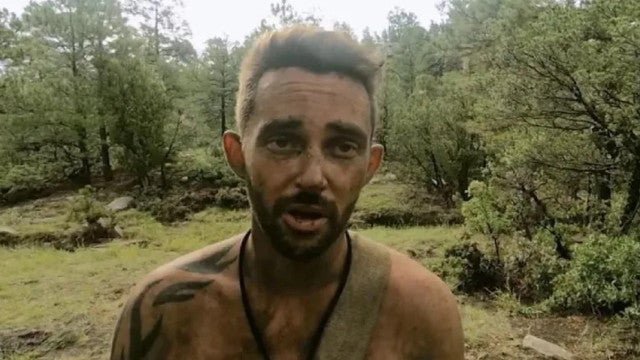 Participante de ‘Largados e Pelados’ queima pênis em fogueira na nova temporada
