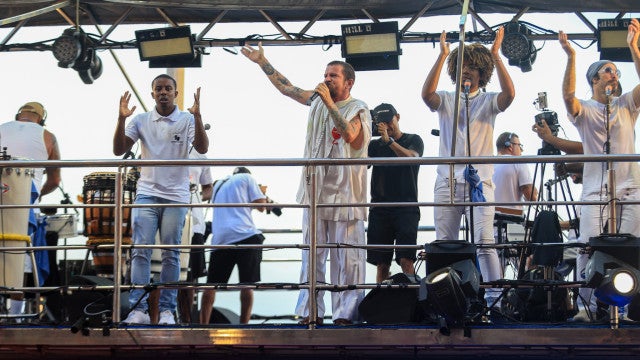 O maior Carnaval do mundo voltou, brada trio em Salvador na abertura da folia