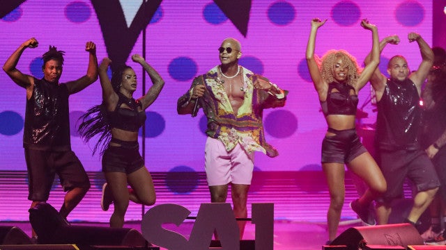 Carnaval evoca Bahia e pagodão de Léo Santana, mas traz mistura de ritmos