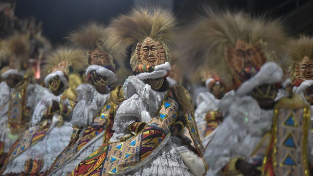 Primeiro dia de desfile da Série Ouro no Rio é marcado por homenagens