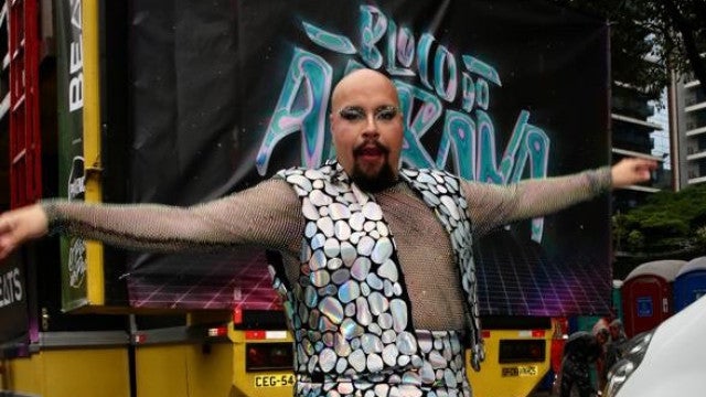 Tiago Abravanel interrompe bloco para dar pito em roubos