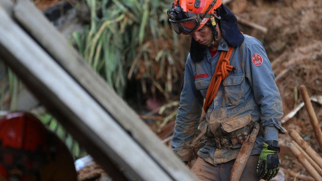 Chuva recorde deixa 36 mortos, interdita estradas e põe litoral de SP em estado de calamidade