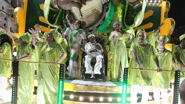 Arlindo Cruz emociona ao aparecer na avenida em desfile da Império Serrano