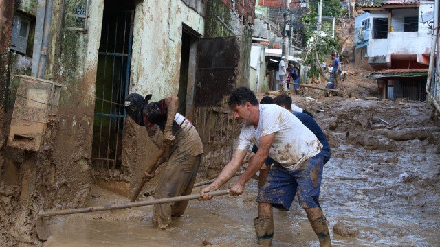 ‘Não deu para salvar nada’, diz mãe, com bebê de apenas 7 dias em seus braços