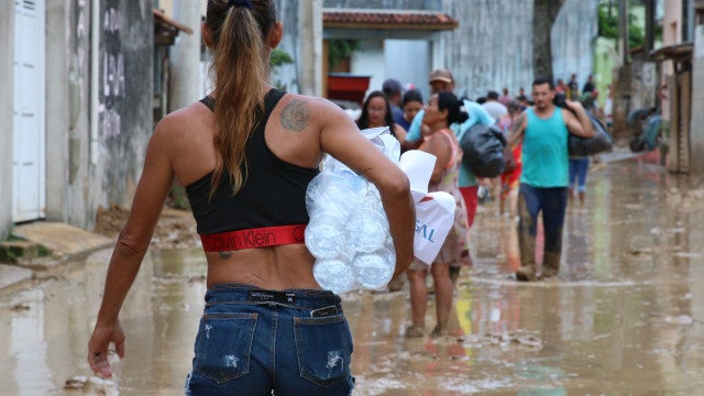 Isolados, turistas e moradores de São Sebastião fazem estoque de comida