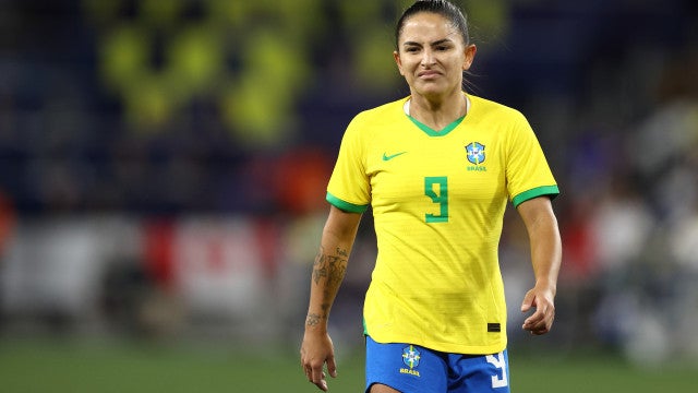 Debinha se estabelece como sucessora de Marta e assume papel de líder na seleção