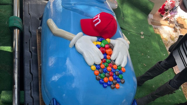 Fã de M&Ms, idosa é enterrada em caixão temático