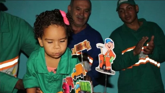 Menina se emociona ao ganhar festa de 3 anos com homenagem a garis