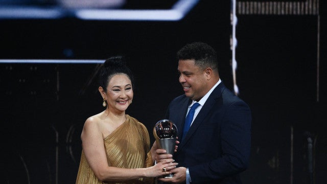 Fifa homenageia Pelé com troféu entregue por Ronaldo à viúva do Rei