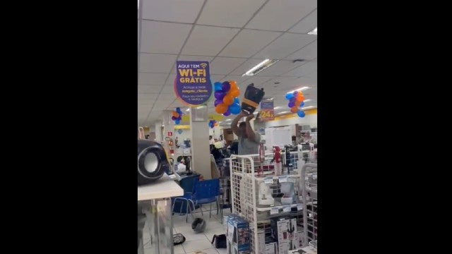 Homem destrói loja ao não conseguir trocar caixa de som com defeito