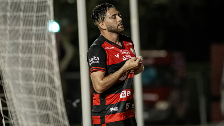 Após gol em triunfo pela Copa do Nordeste, Diego Torres projeta ‘retomada’ com o Vitória: “Novo momento”
