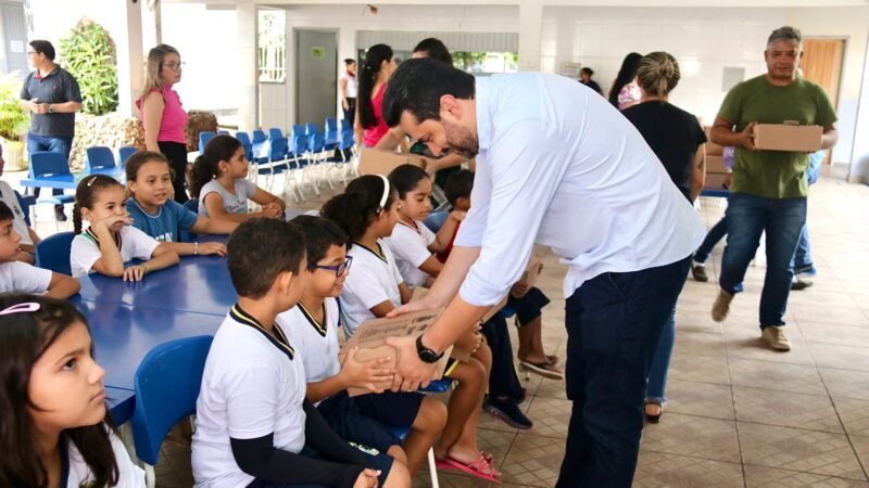 Prefeito e secretária entregam mais de 8 mil kits para alunos de escolas em Colíder