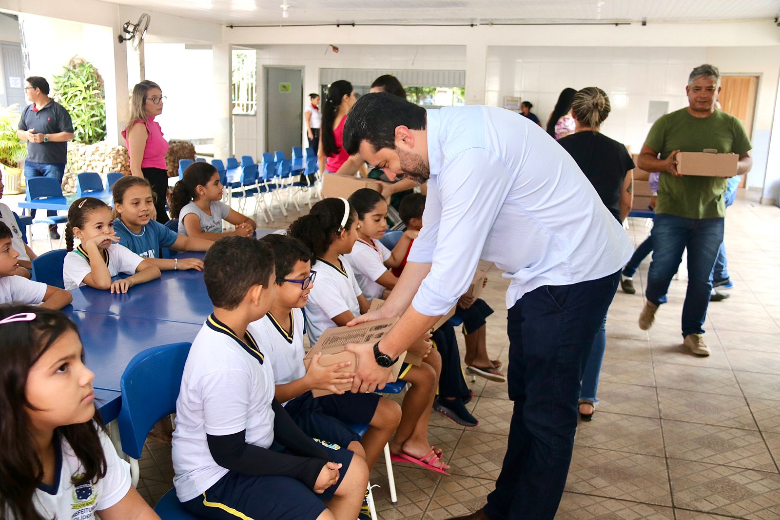 Prefeito e secretária entregam mais de 8 mil kits para alunos de escolas em Colíder