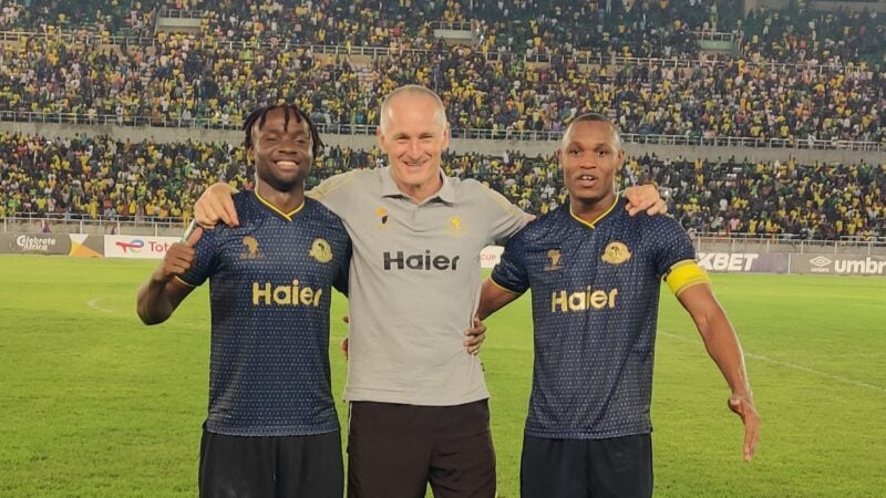 Milton Nienov comemora classificação inédita às quartas da CAF Confederation Cup