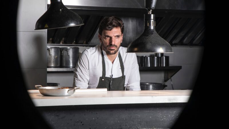 Chef Pedro Mattos abre seu livro de receitas e revela o ingrediente especial da lasanha mais disputada de São Paulo