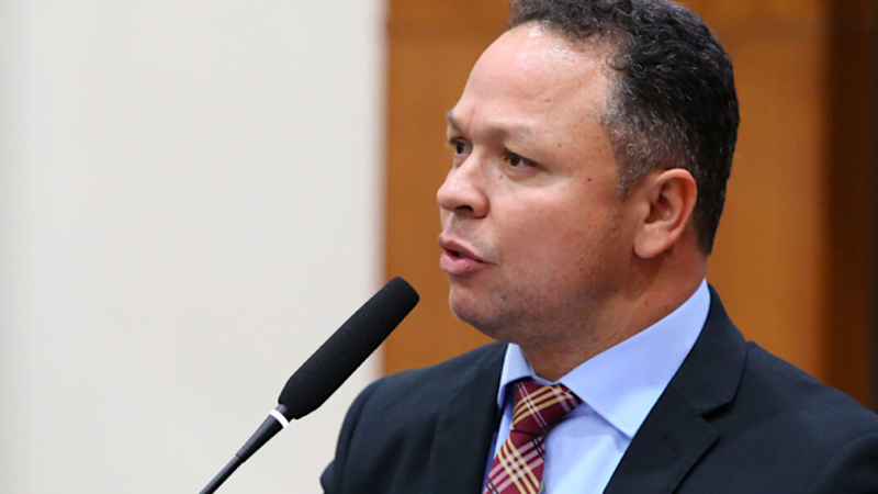 Deputado pede que governo faça concurso para intérprete em Mato Grosso