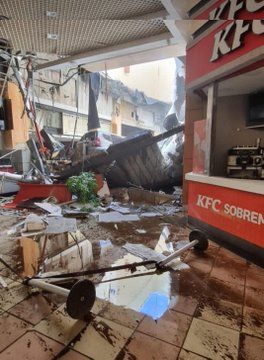 Parte do teto de shopping desaba em Osasco, na grande SP