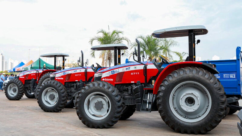Governo de MT entrega máquinas e equipamentos para agricultura familiar e infraestrutura de 70 municípios