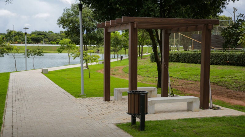 Prefeito em exercício entrega revitalização de lago em Nova Mutum; “famílias poderão ter momentos de lazer”