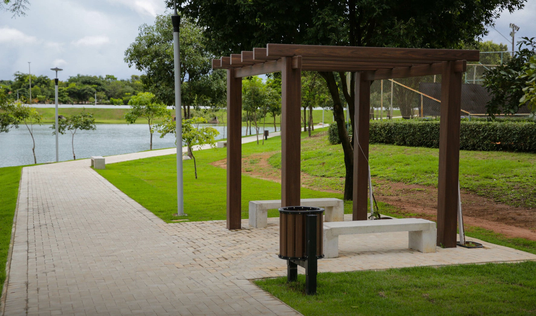 Prefeito em exercício entrega revitalização de lago em Nova Mutum; “famílias poderão ter momentos de lazer”
