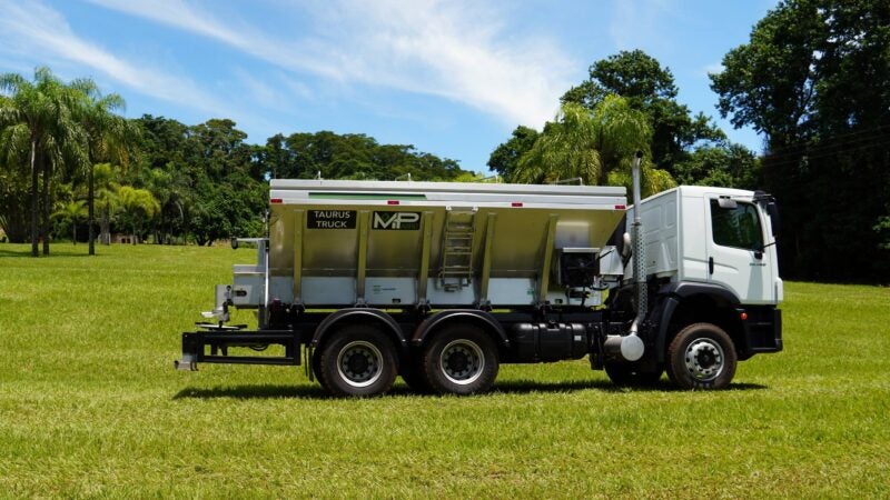 Distribuidor de fertilizantes para acoplar em caminhões aumenta produtividade em mais de 50%