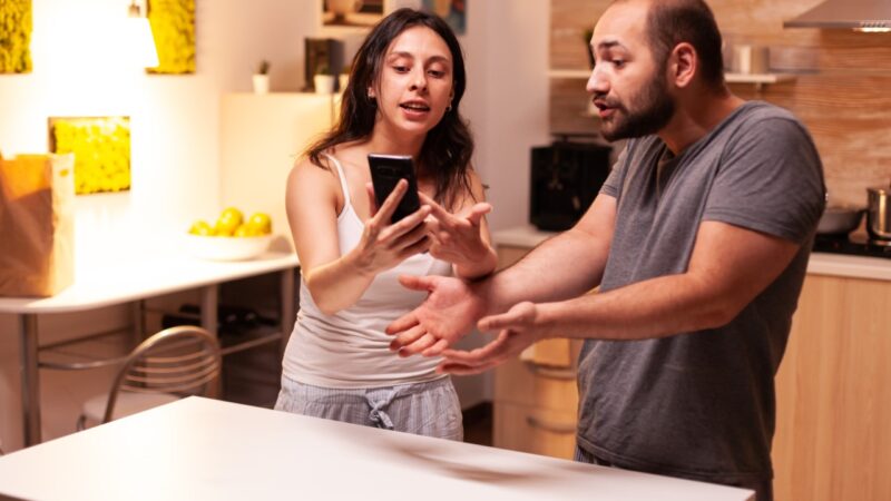 Dia Internacional da Mulher: especialista alerta para abusos financeiros