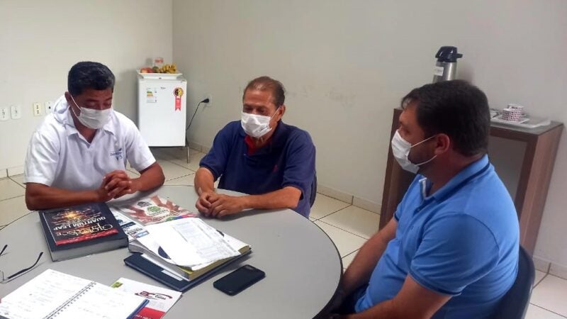 Presidente Valcimar se reúne com gestores do Frigorífico Redentor e recebe boas notícias