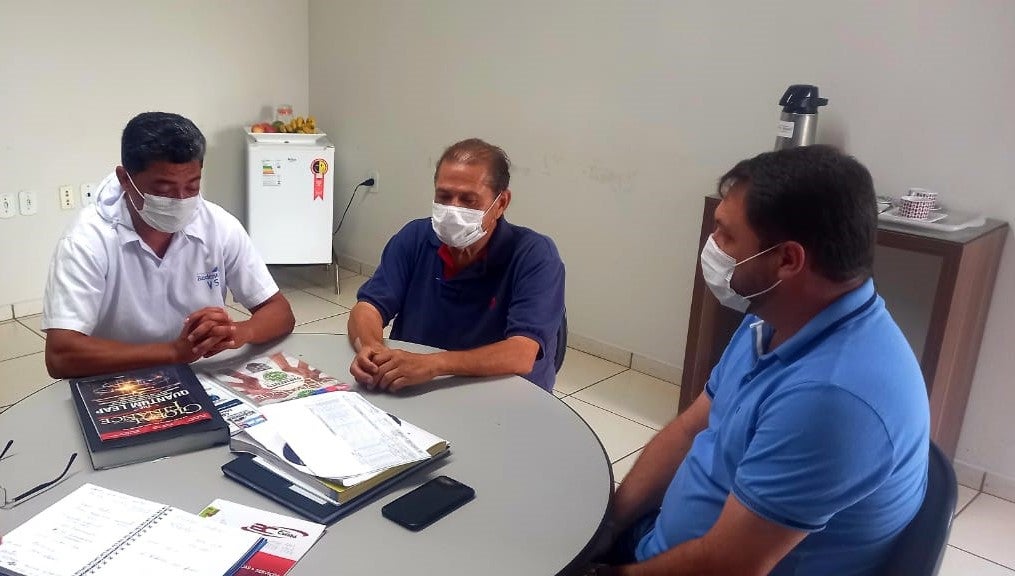 Presidente Valcimar se reúne com gestores do Frigorífico Redentor e recebe boas notícias