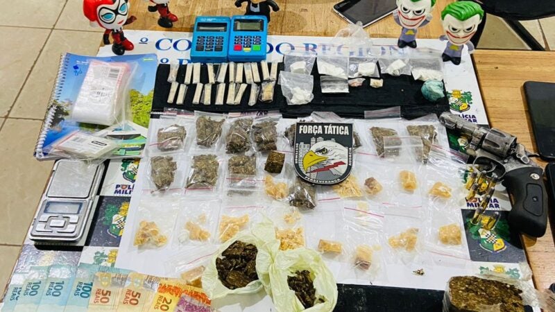 Polícia Militar prende cinco homens por tráfico de drogas