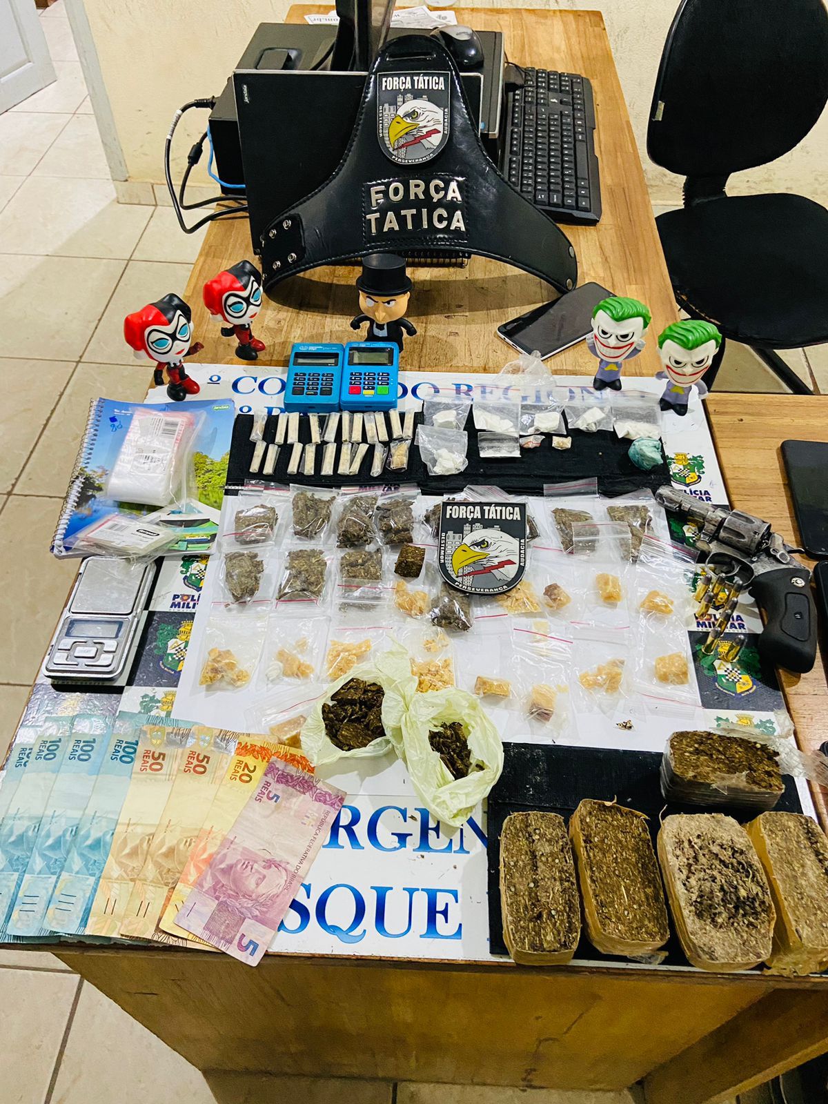 Polícia Militar prende cinco homens por tráfico de drogas