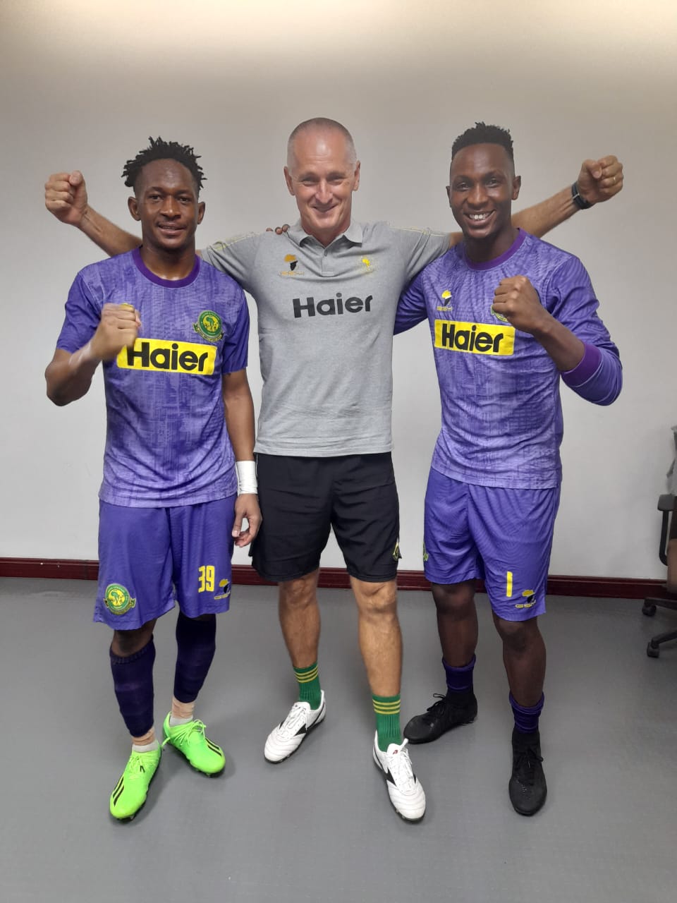 Vivendo grande momento no futebol africano, Milton Nienov comenta possibilidade de novos títulos pelo Young Africans