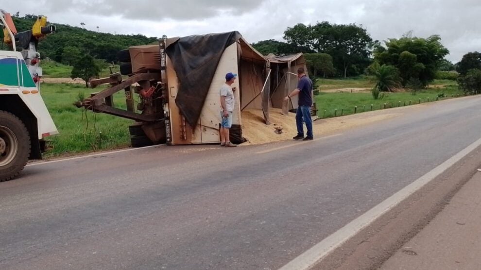 Vagão de carreta que vinha para Guarantã  do Norte  se desprende e tomba