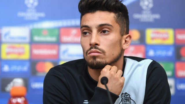 Alex Telles revela duro trabalho psicológico para superar corte na Copa do Mundo