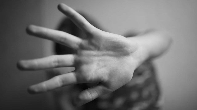 Mãe é presa por vender cenas de sexo com a filha adolescente por até R$ 80