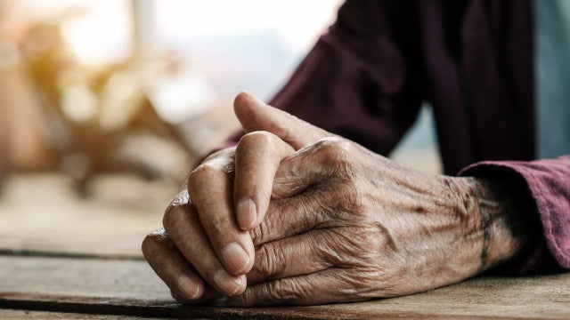 Foi cremado… mas agora, nove anos depois, aparece vivo
