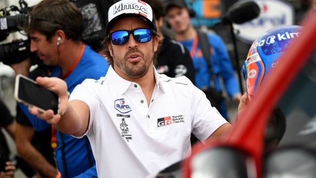 Fernando Alonso celebra terceiro lugar na estreia pela Aston Martin: ‘Irreal’