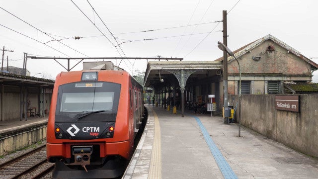 Trem descarrila com passageiros na Linha 8 da CPTM; não houve feridos