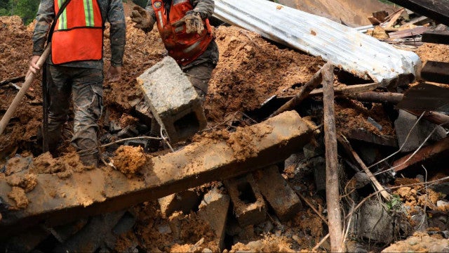 Mãe e filha mortas são achadas abraçadas em deslizamento em Manaus