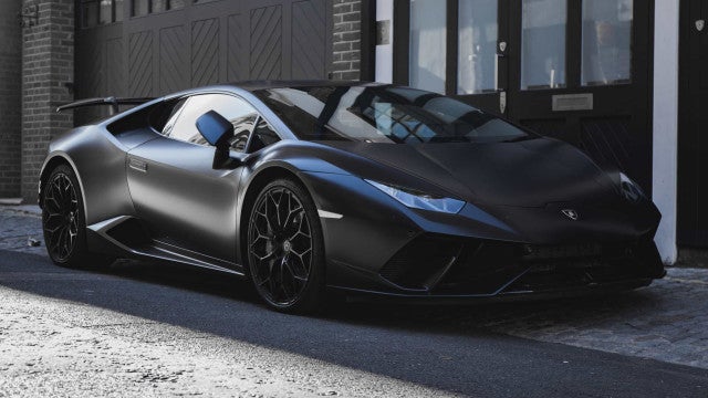 Lamborghini de R$ 1 milhão é consumida por fogo em BH