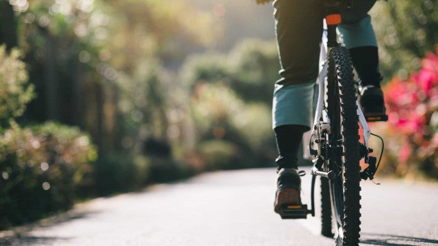 Ciclistas pedalam nus em São Paulo em protesto contra mortes no trânsito